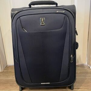Travelpro Expandable navy 2 wheel roller board Rolling Suitcase carry on